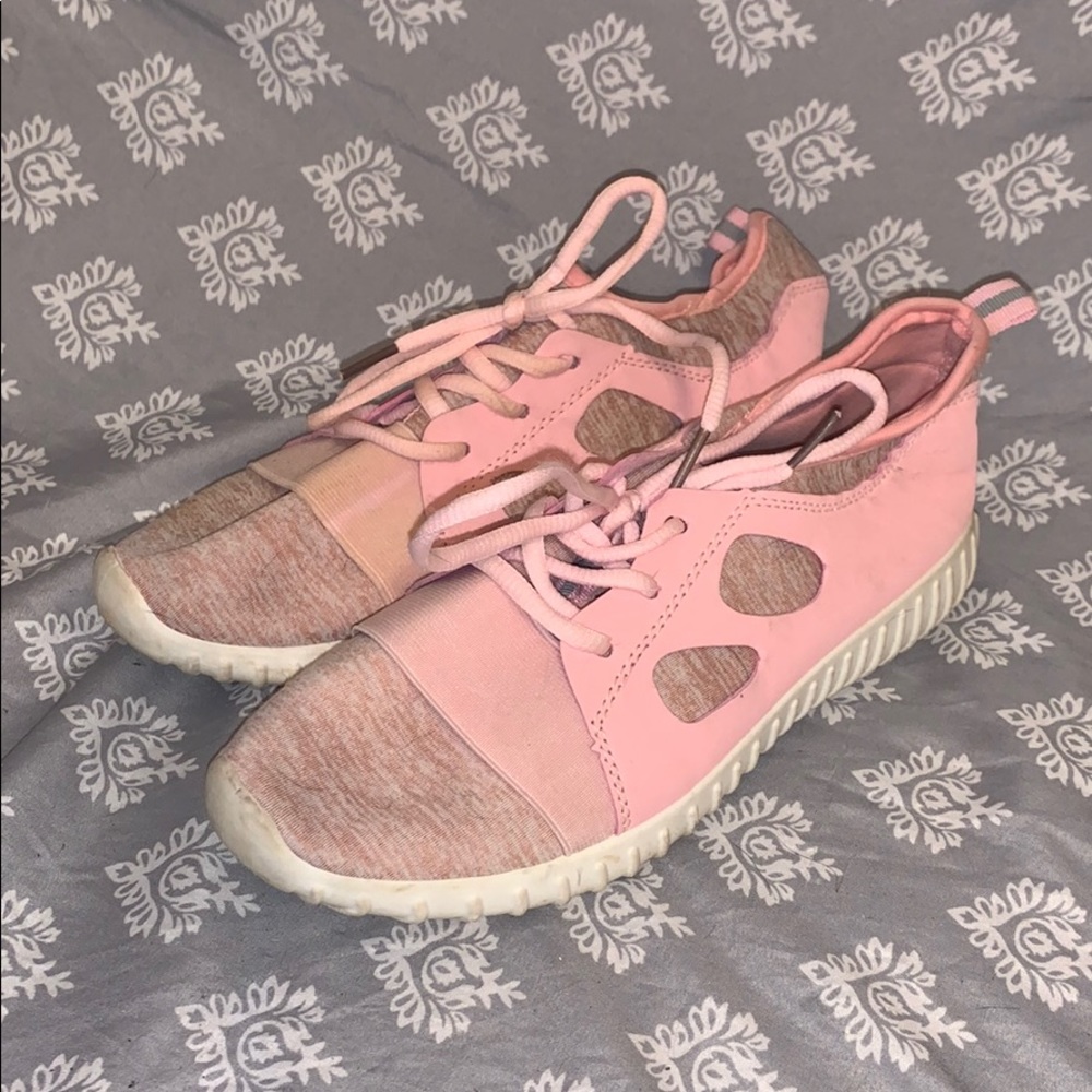 Tennis shoes